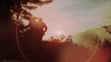 Zasłona do filmu "Bogata, wolna, samotna" #1617849