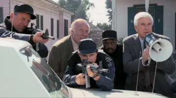 Zasłona do filmu "Naga broń 2 1/2: Kto obroni prezydenta?" #966406