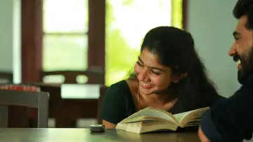 Zasłona do filmu "പ്രേമം" #689564
