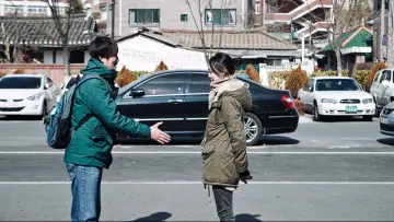 Zasłona do filmu "지금은맞고그때는틀리다" #950425