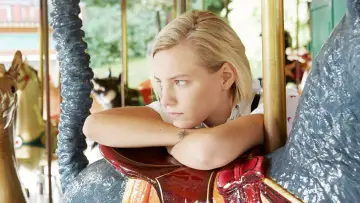 Zasłona do filmu "Poniżej jej ust" #772071
