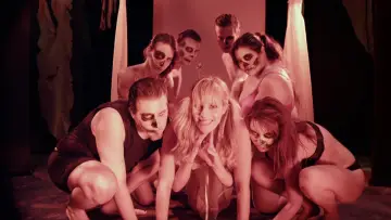 Zasłona do filmu "Domina" #1915141