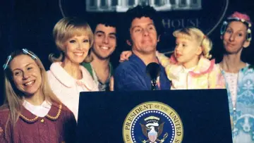 Zasłona do filmu "The Brady Bunch in the White House" #421317