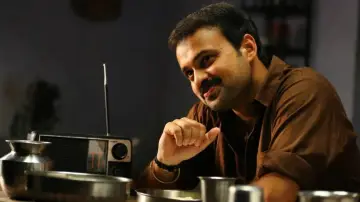 Zasłona do filmu "വള്ളീം തെറ്റി പുള്ളീം തെറ്റി" #1149543