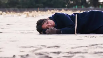 Zasłona do filmu "Samotnie na plaży pod wieczór" #400060