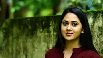 Zasłona do filmu "ഷെർലോക്ക് ടോംസ്" #1158812