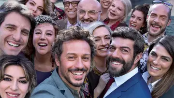 Zasłona do filmu "W domu wszystko dobrze" #296239