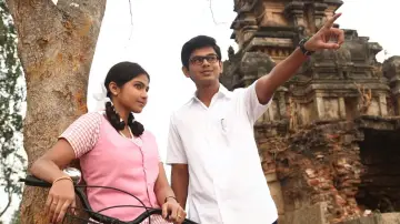 Zasłona do filmu "பள்ளிப் பருவத்திலே" #1163949