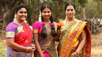 Zasłona do filmu "பள்ளிப் பருவத்திலே" #1163952