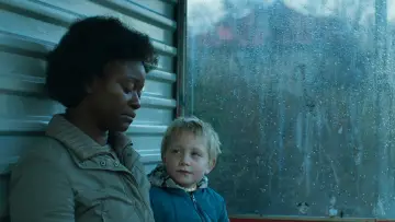 Zasłona do filmu "I oddychaj normalnie" #494858