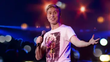 Zasłona do filmu "Russell Howard: Recalibrate" #1173774