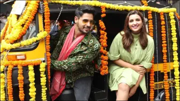 Zasłona do filmu "ज़बरिया जोड़ी" #1651553