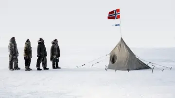 Zasłona do filmu "Amundsen" #384530