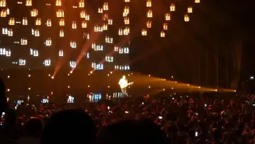 Zasłona do filmu "Vianney en concert à l’AccorHotels Arena" #1157125