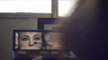 Zasłona do filmu "Ma Nudité Ne Sert à Rien" #1792623