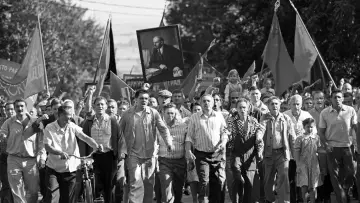 Zasłona do filmu "Drodzy Towarzysze!" #411979