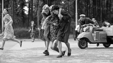 Zasłona do filmu "Drodzy Towarzysze!" #411980
