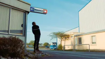 Zasłona do filmu "Niezbędna konieczność" #705222