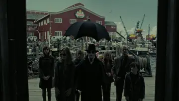 Zasłona do filmu "Mroczne cienie" #647406