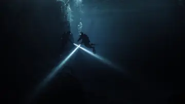 Zasłona do filmu "Pod powierzchnią" #263981