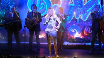 Zasłona do filmu "Christmas at Dollywood" #1870076