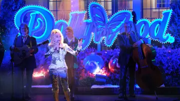 Zasłona do filmu "Christmas at Dollywood" #1870093