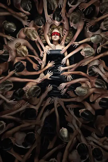 Plakat do filmu "Escaping the NXIVM Cult: A Mother
