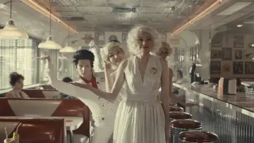 Zasłona do filmu "Это всё она!" #1786124