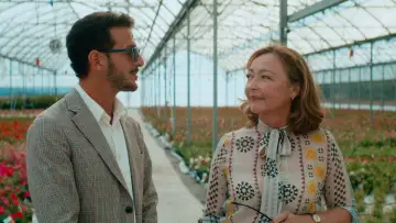 Zasłona do filmu "Usłane różami" #445688