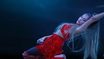 Zasłona do filmu "ariana grande: excuse me, i love you" #440199