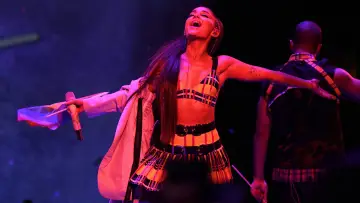 Zasłona do filmu "ariana grande: excuse me, i love you" #440203