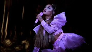 Zasłona do filmu "ariana grande: excuse me, i love you" #440207
