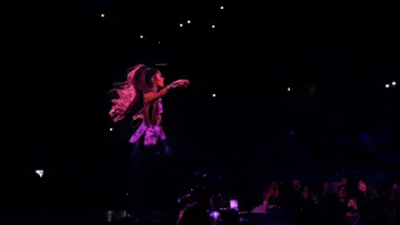 Zasłona do filmu "ariana grande: excuse me, i love you" #440208