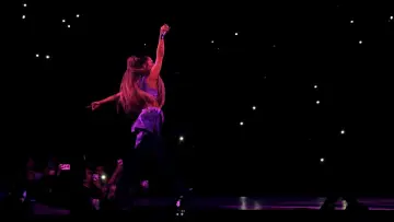 Zasłona do filmu "ariana grande: excuse me, i love you" #440209