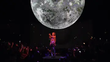 Zasłona do filmu "ariana grande: excuse me, i love you" #440211