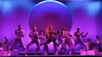 Zasłona do filmu "ariana grande: excuse me, i love you" #440212