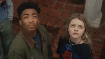 Zasłona do filmu "Krajobraz z niewidzialną ręką" #336667