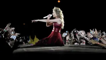 Zasłona do filmu "Taylor Swift: Speak Now World Tour Live" #415330