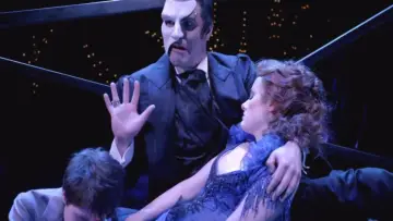 Zasłona do filmu "Love Never Dies" #1882241