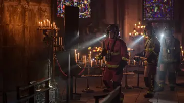 Zasłona do filmu "Notre-Dame płonie" #1633677