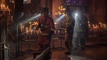 Zasłona do filmu "Notre-Dame płonie" #388164