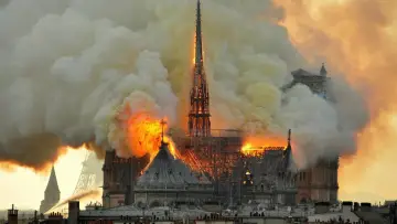 Zasłona do filmu "Notre-Dame płonie" #388167
