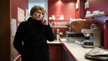 Dziewczyna o złotych dłoniach plakat