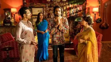 Zasłona do filmu "रॉकी और रानी की प्रेम कहानी" #380600