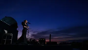 Zasłona do filmu "Adele One Night Only" #411189