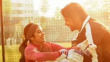 Zasłona do filmu "मिस्टर एंड मिसेज माही" #472923
