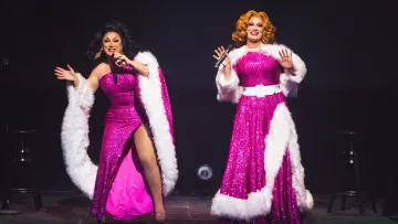 Zasłona do filmu "The Return of the Jinkx and DeLa Holiday Show Live!" #915086