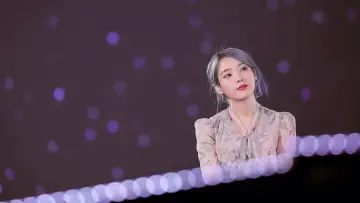Zasłona do filmu "아이유 2019 투어 콘서트 <러브, 포엠> 인 서울" #461002