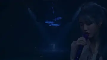 Zasłona do filmu "아이유 2019 투어 콘서트 <러브, 포엠> 인 서울" #461004