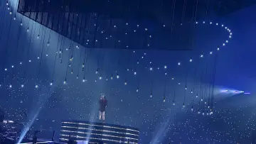 Zasłona do filmu "아이유 2019 투어 콘서트 <러브, 포엠> 인 서울" #461006